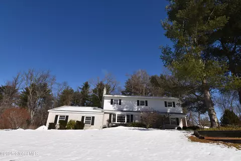 90 Apple Tree Ln, Clifton Park, NY 12065