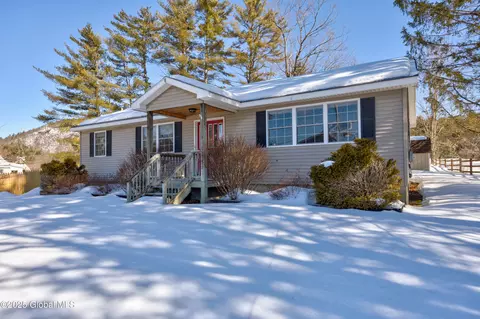17 Elm St, Warrensburg, NY 12885