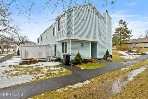 1006 S Rockport Ct, East Greenbush, NY 12061