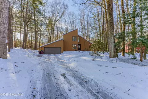 26 Stonegate Rd, Ballston Lake, NY 12019