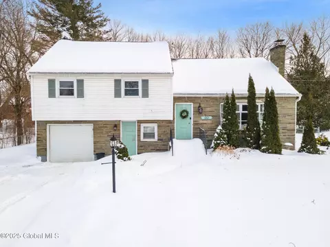 39 Beechwood Dr, Charlton, NY 12019
