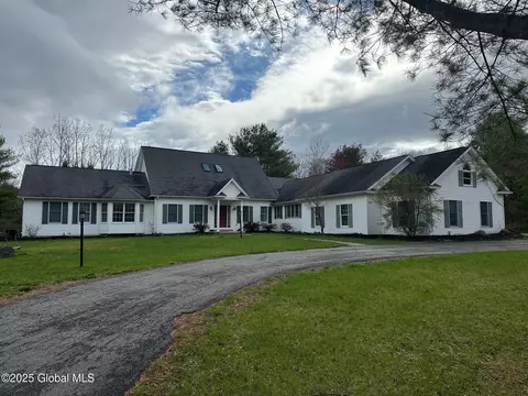 142 Boulderwood Dr, Queensbury, NY 12804