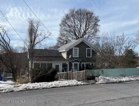 16 Snow St, Hoosick Falls, NY 12090