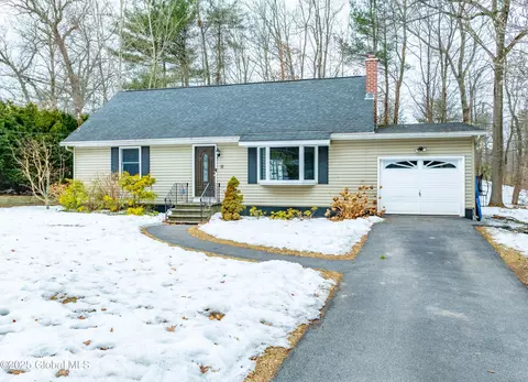 11 Dover Pl, Halfmoon, NY 12065 photo 2
