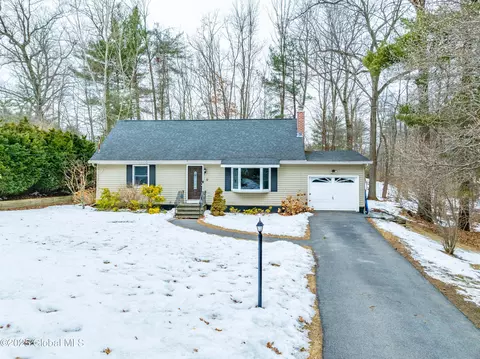11 Dover Pl, Halfmoon, NY 12065