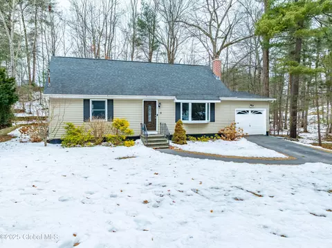 11 Dover Pl, Halfmoon, NY 12065 photo 4
