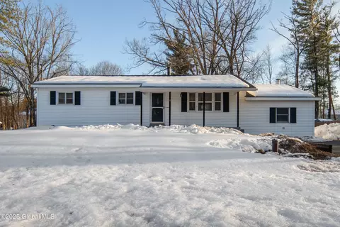 4 Birchtree Ln, Ballston Spa, NY 12020