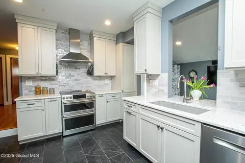 1007 Anthony Dr, Schenectady, NY 12303 photo 5