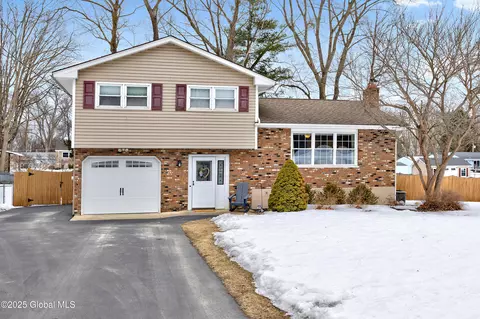 9 St Anna Ln, Glenville, NY 12302