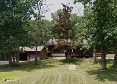 186 Oak Leaf Cir, Gloversville, NY 12078