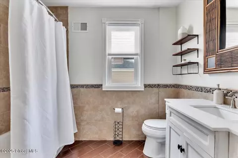 Bath - 155 Manchester Rd, Schenectady, NY 12304 photo 2 of 2