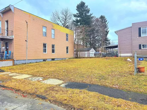 4 122nd St, Troy, NY 12182