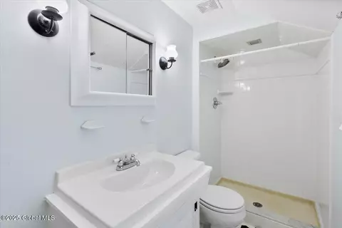 Bath - 28 E Bayberry Rd, Glenmont, NY 12077 photo 3 of 5