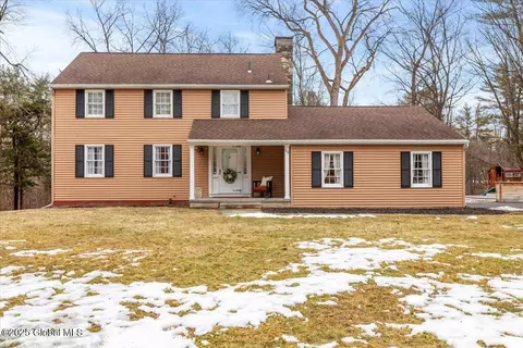28 E Bayberry Rd, Glenmont, NY 12077