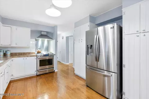 Kitchen - 28 E Bayberry Rd, Glenmont, NY 12077 photo 3 of 4