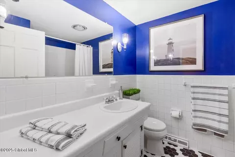 Bath - 28 E Bayberry Rd, Glenmont, NY 12077 photo 4 of 5