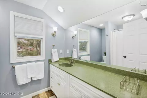 Bath - 28 E Bayberry Rd, Glenmont, NY 12077 photo 2 of 5