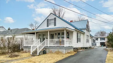 9 Arlington Rd, Cohoes, NY 12047