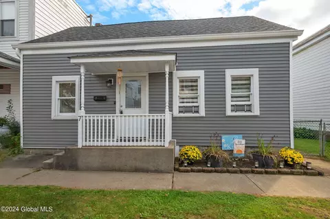 7 1st St, Waterford, NY 12188