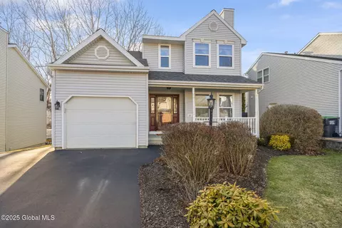 17 Tupelo Dr, Halfmoon, NY 12065
