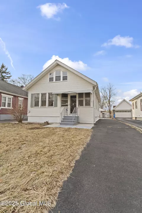 52 Holmes Ct, Albany, NY 12209