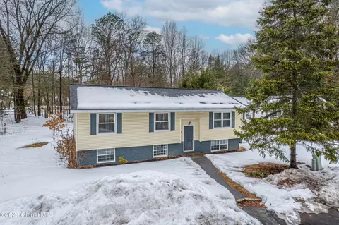 41 Pheasant Ct, Saratoga Springs, NY 12866