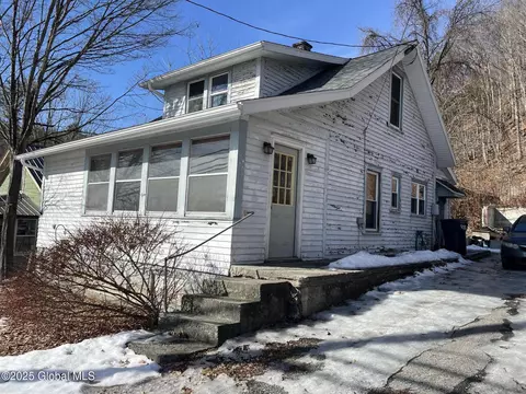 31 Neddo St, Whitehall, NY 12887