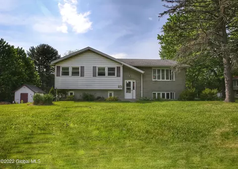 10 Bayberry Dr, Castleton On Hudson, NY 12033