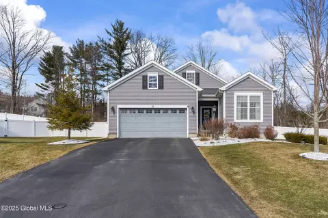 12 Highcroft Ct, Niskayuna, NY 12309
