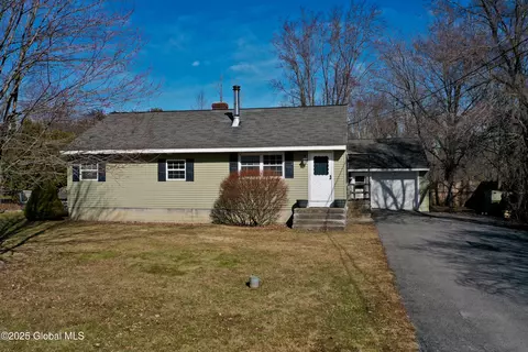4 Lenann Dr, Altamont, NY 12009