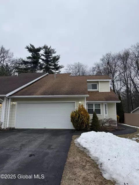 35 Green Meadow Dr, Clifton Park, NY 12065