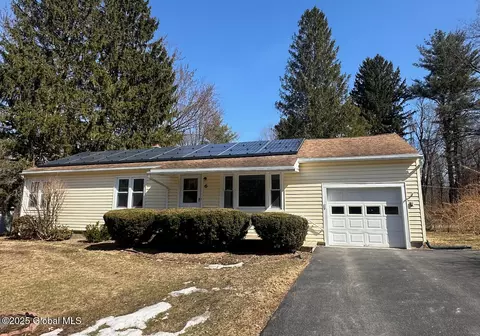 6 Hillandale Dr, Ballston Lake, NY 12019