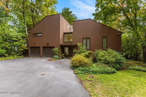 25 Middleworth Ln, Diamond Point, NY 12824