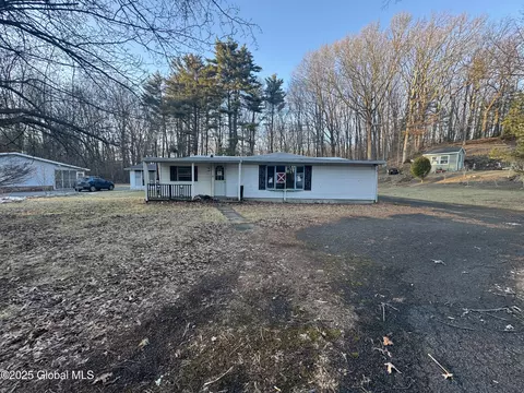 170 Clamsteam Rd, Halfmoon, NY 12065