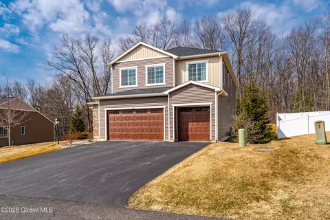 26 Wexford Dr, Schenectady, NY 12309