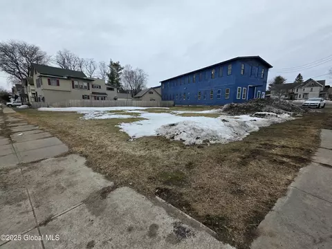 213 N Perry St, Johnstown, NY 12095