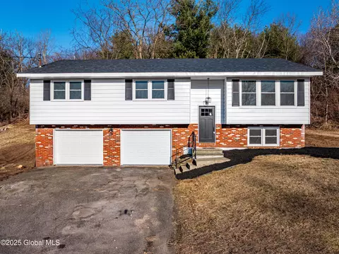 8 Haven Ln, Troy, NY 12182
