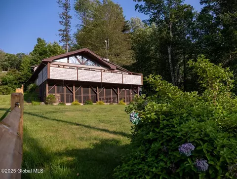 838 S Shore Rd, Edinburg, NY 12134