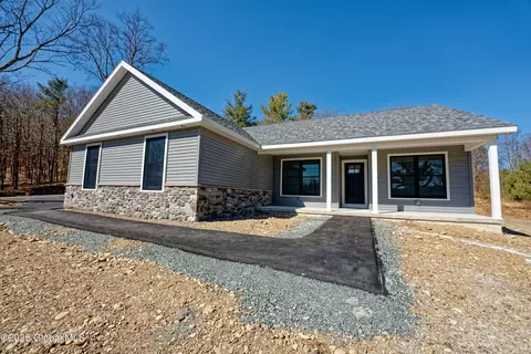 28 Hogarty Rd, Averill Park, NY 12018