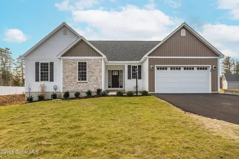 20 Eastpointe Dr, Saratoga Springs, NY 12866
