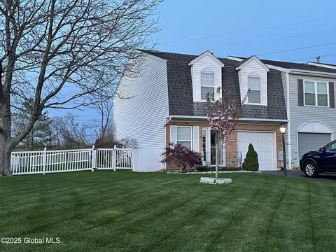 111 Bridgewood Ln, Watervliet, NY 12189
