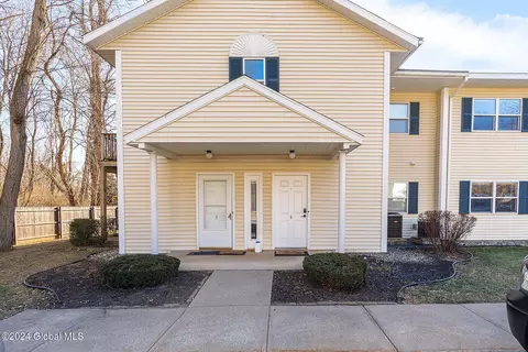 1005 Greenwich Dr, Albany, NY 12203