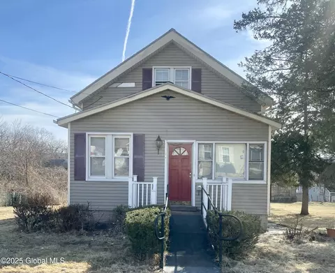 11 Lark St, Cohoes, NY 12047