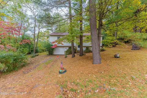67 Oak Leaf Dr, Stuyvesant, NY 12173