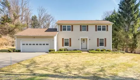 11 Gloucester St, Clifton Park, NY 12065