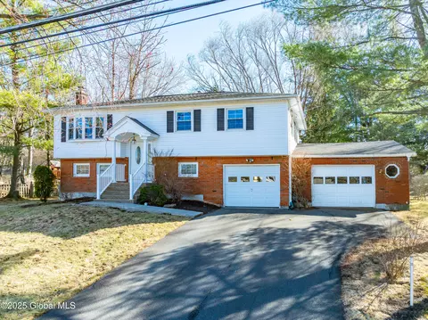 15 Meadowlark Dr, Latham, NY 12110