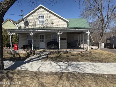 27 Montcalm St, Ticonderoga, NY 12883