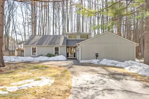 10 Sand Spurrey Rd, Malta, NY 12020