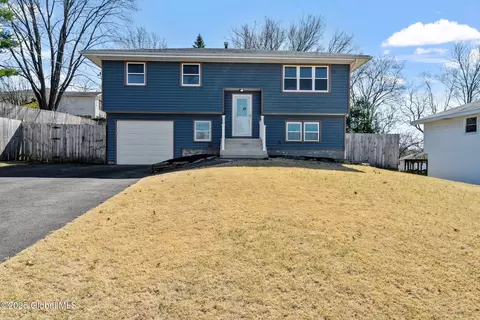 20 Collegeview Dr, Loudonville, NY 12211