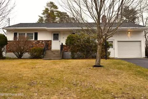 28 St Anthony Ln, Glenville, NY 12302
